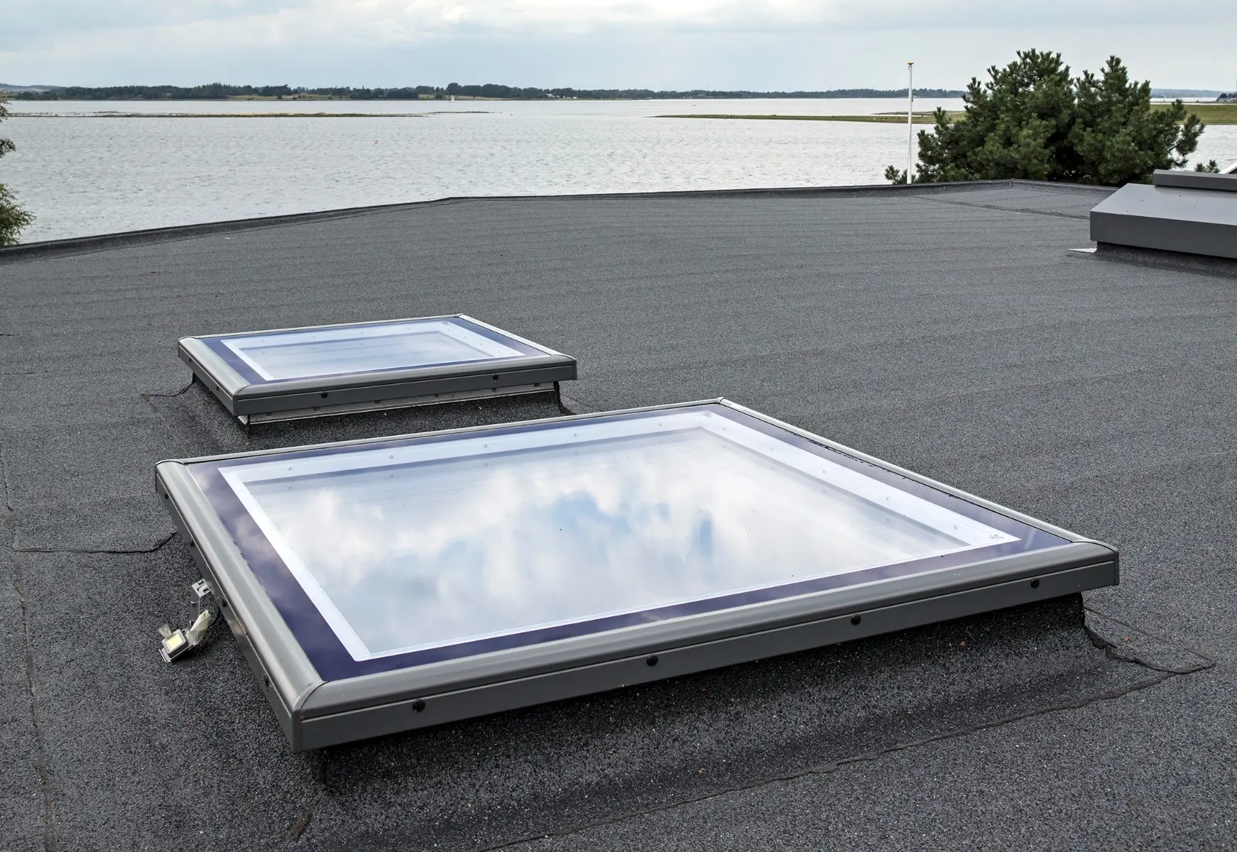 Velux platdakraam vast